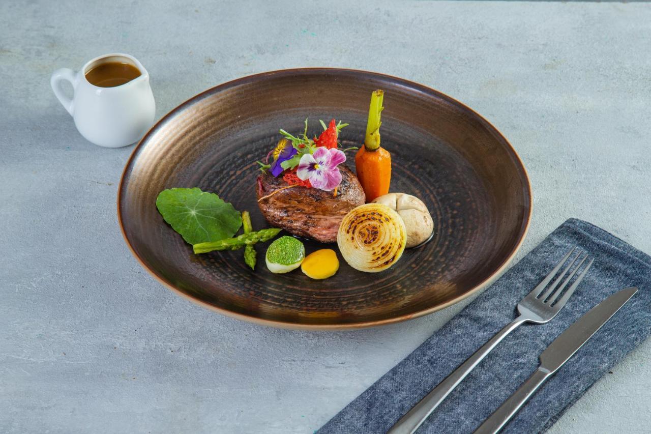The Oriental Jade Hotel Hanoi Luaran gambar A steak prepared with edible flowers