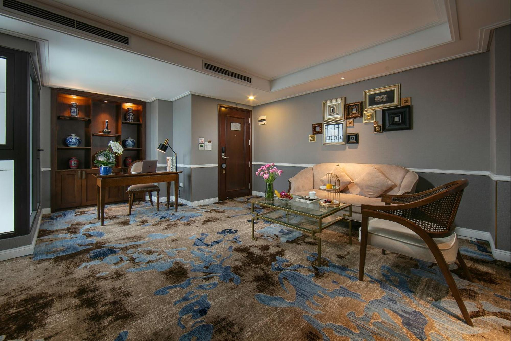 The Oriental Jade Hotel Hanoi Luaran gambar A living room in a suite at the Mandarin Oriental, Bangkok