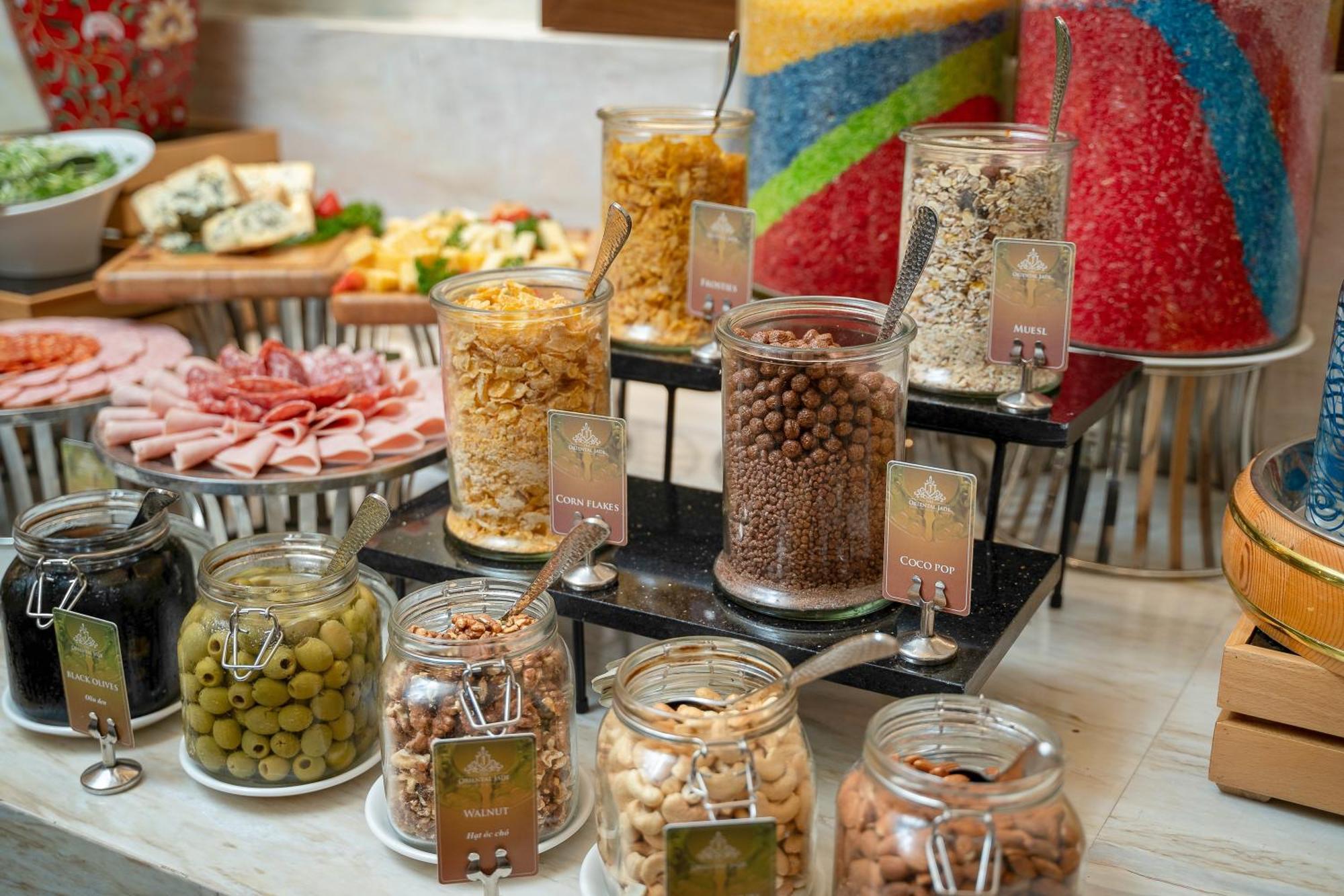 The Oriental Jade Hotel Hanoi Luaran gambar A selection of olives and dried fruit