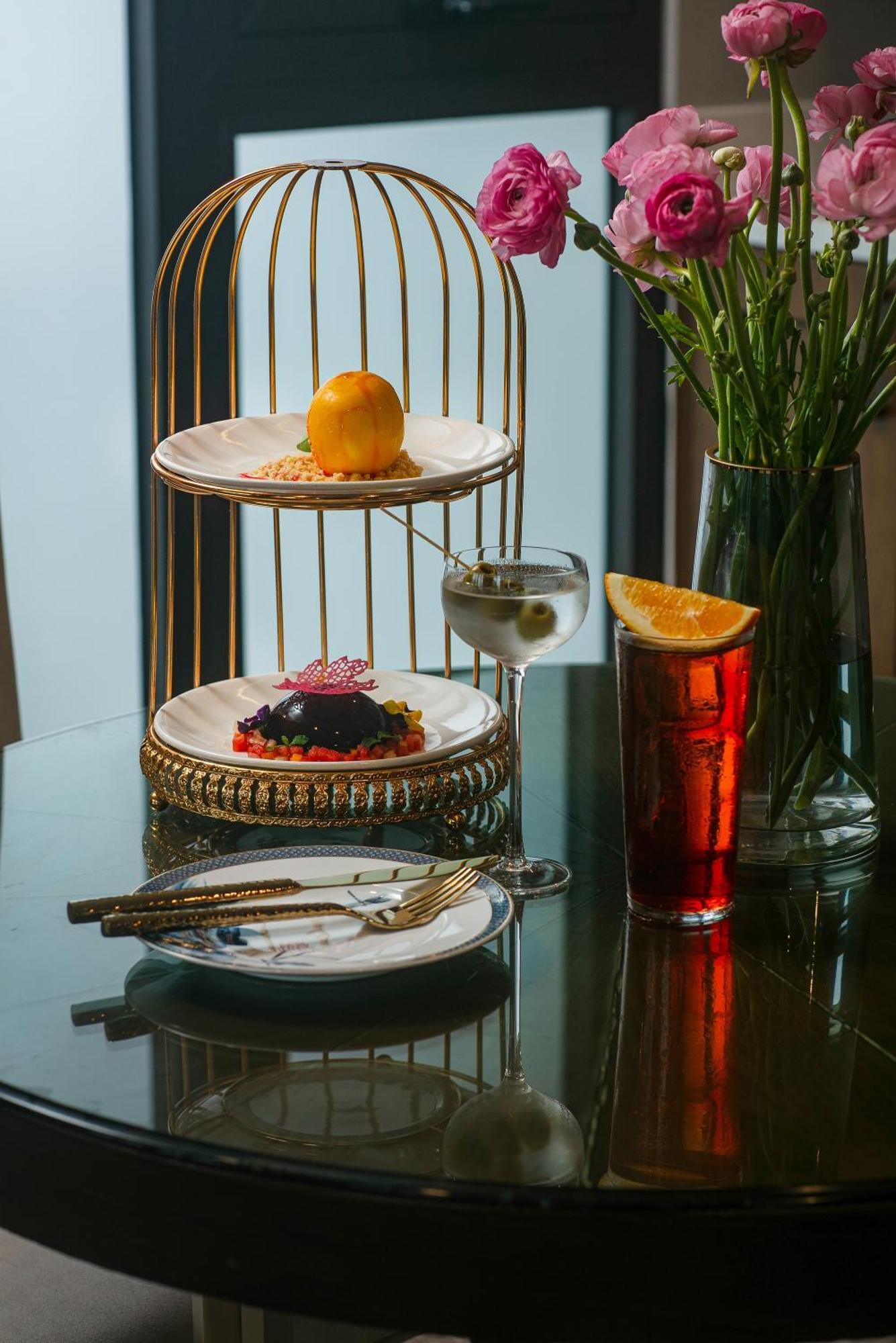 The Oriental Jade Hotel Hanoi Luaran gambar A cocktail served at the bar