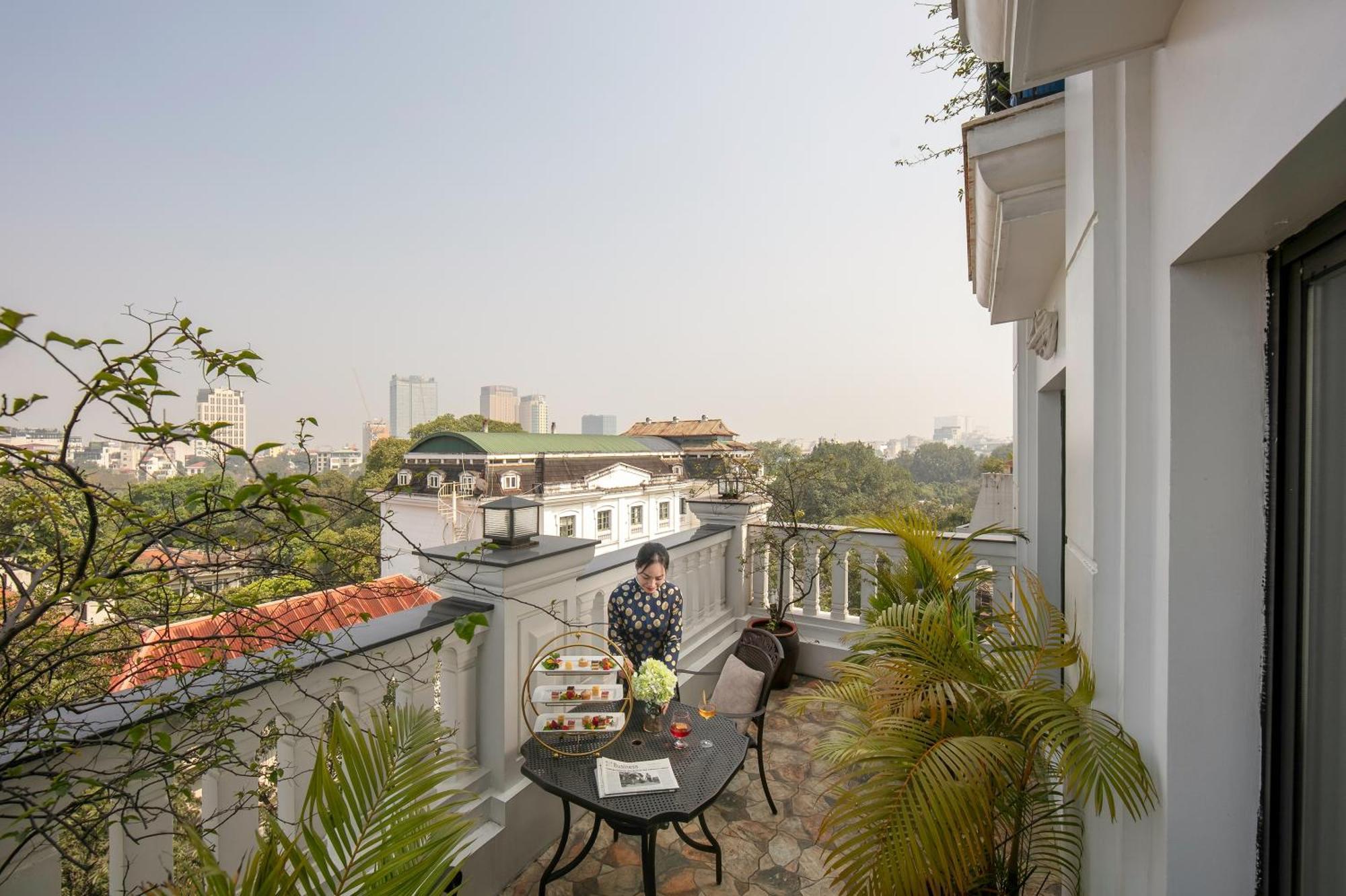 The Oriental Jade Hotel Hanoi Luaran gambar A balcony in a hotel