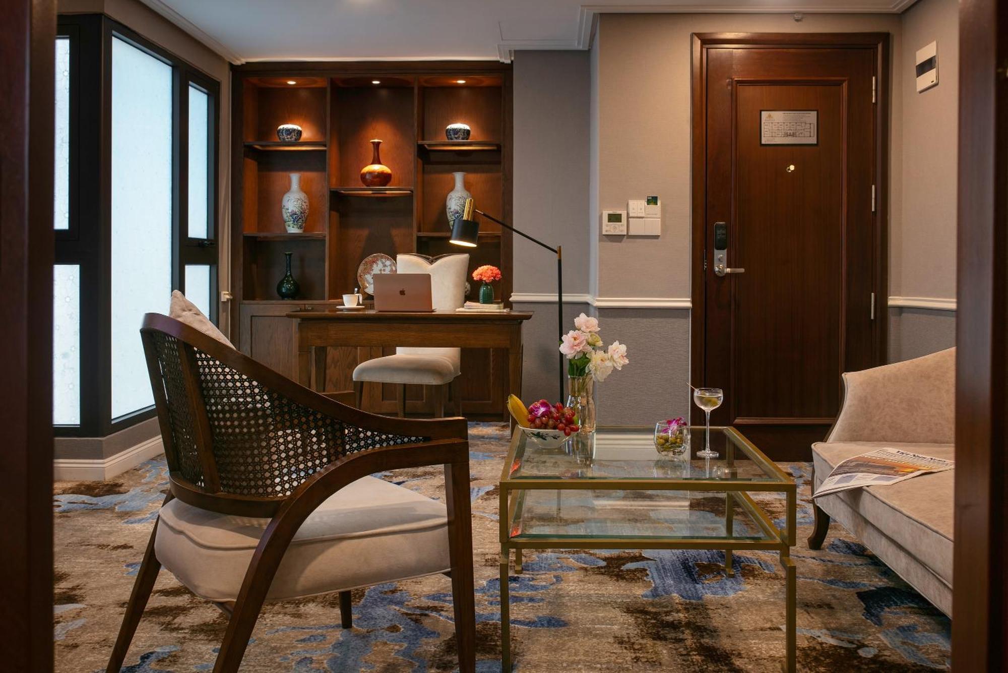 The Oriental Jade Hotel Hanoi Luaran gambar A living room in a suite at the Mandarin Oriental, Bangkok