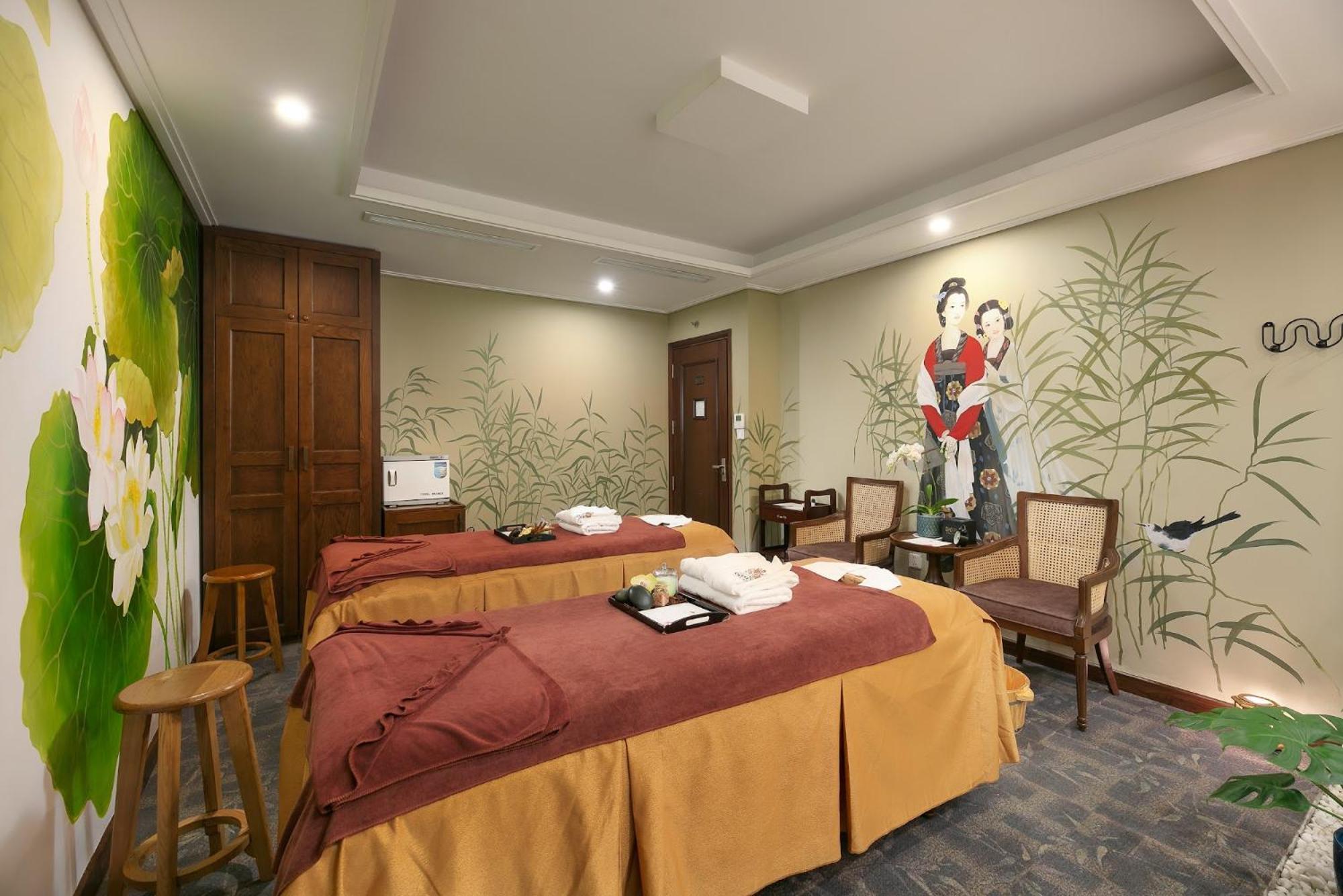 The Oriental Jade Hotel Hanoi Luaran gambar A massage room at a spa in Vietnam
