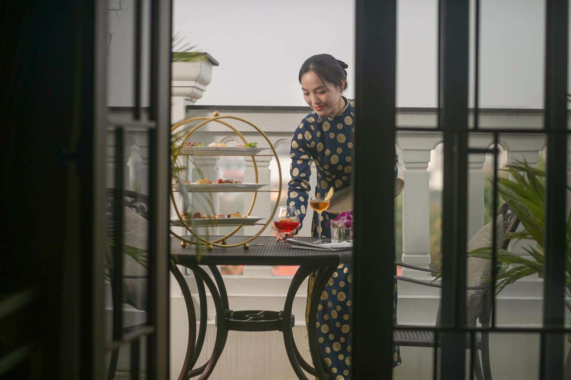 The Oriental Jade Hotel Hanoi Luaran gambar A woman in a home