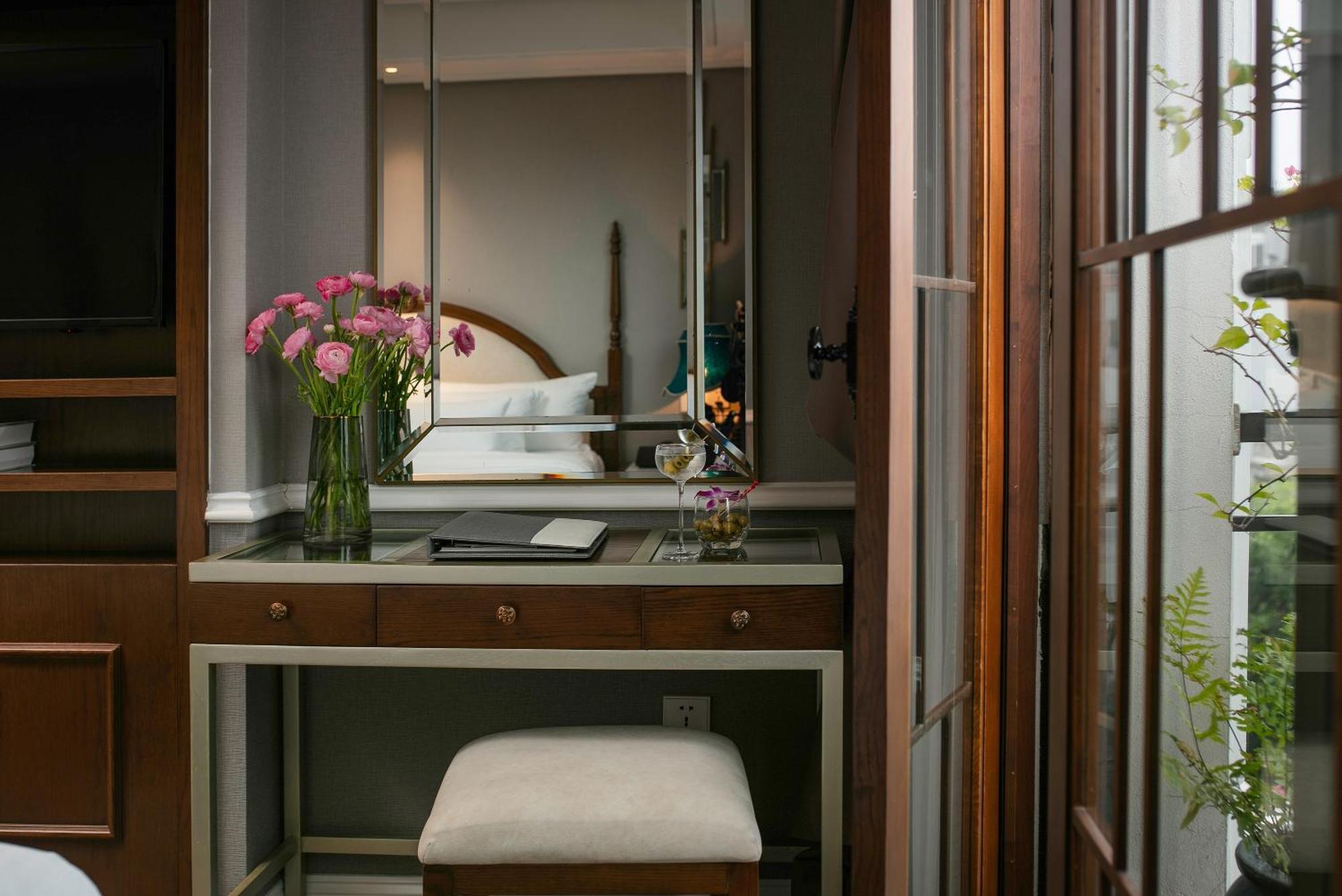 The Oriental Jade Hotel Hanoi Luaran gambar A dressing table