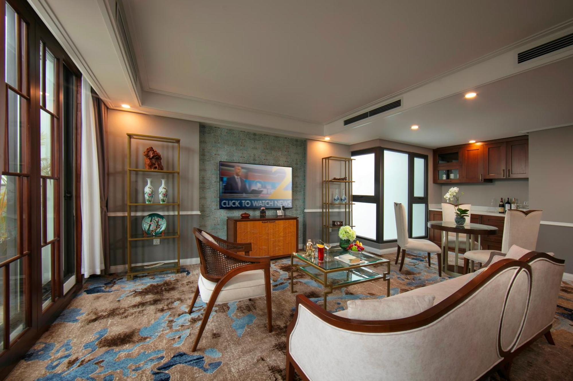The Oriental Jade Hotel Hanoi Luaran gambar A living room in a suite at the hotel
