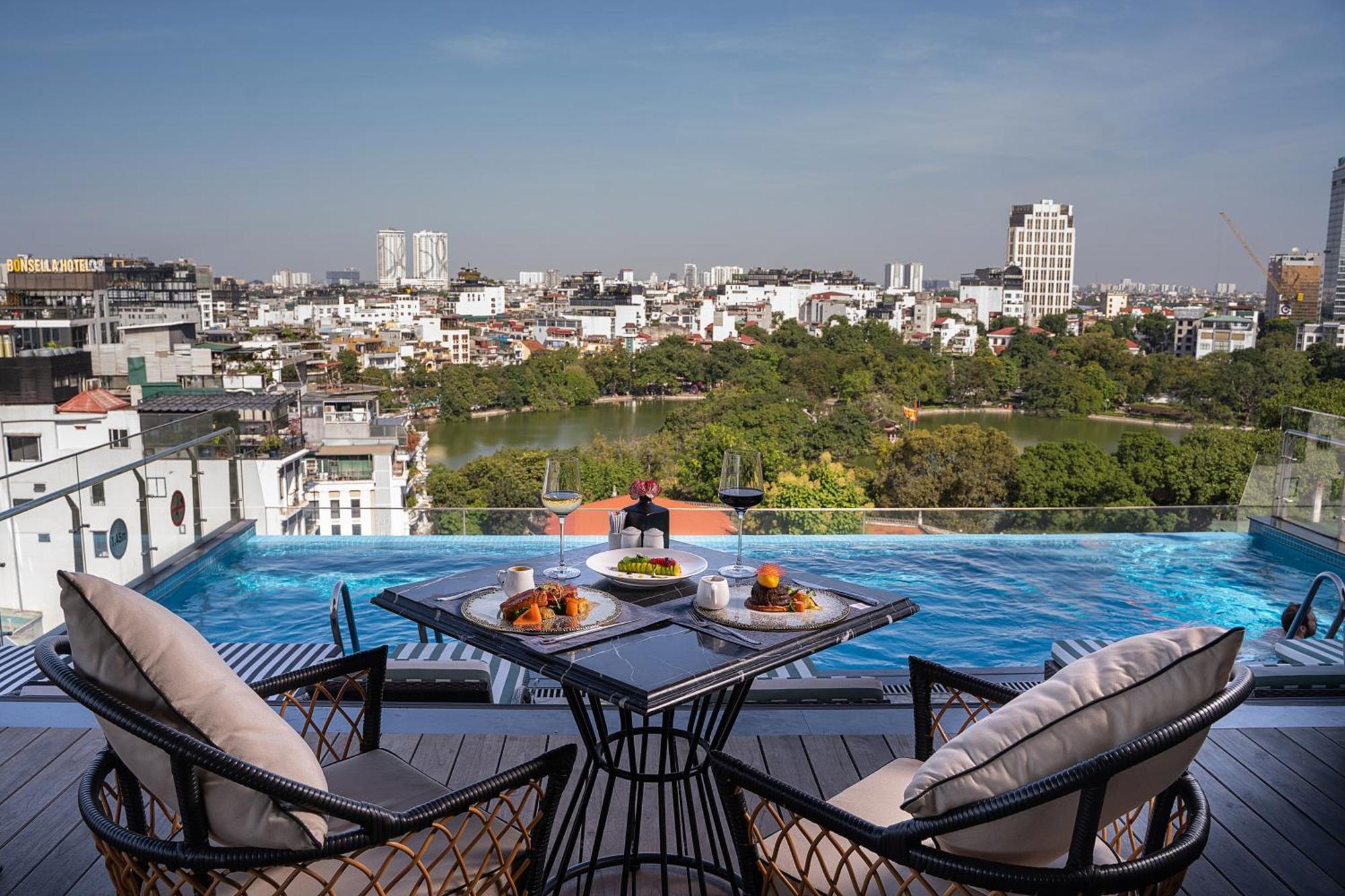The Oriental Jade Hotel Hanoi Luaran gambar View from the rooftop pool