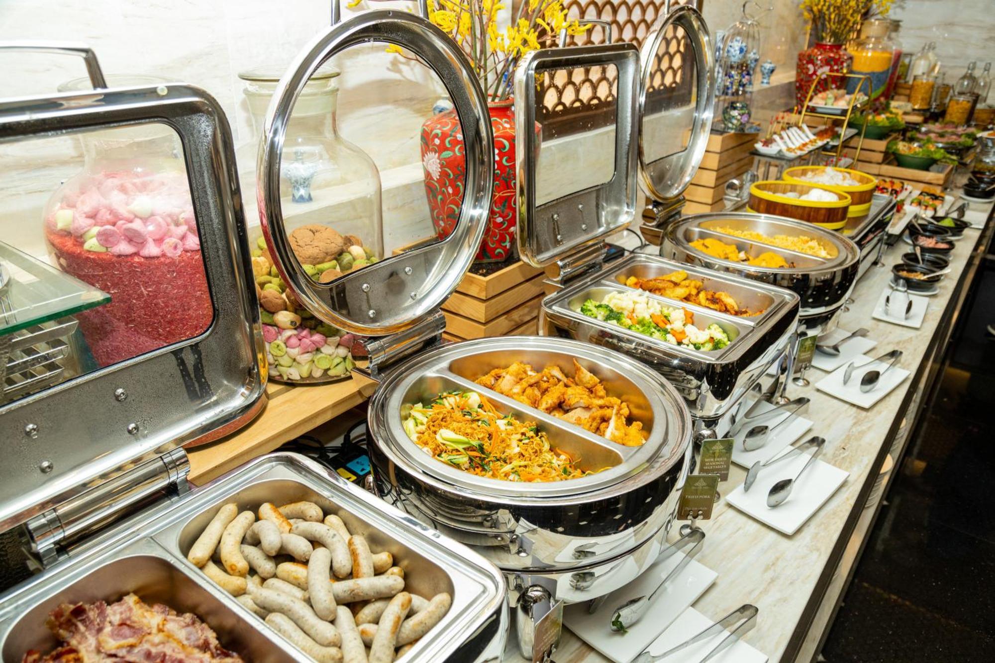 The Oriental Jade Hotel Hanoi Luaran gambar A buffet at a hotel
