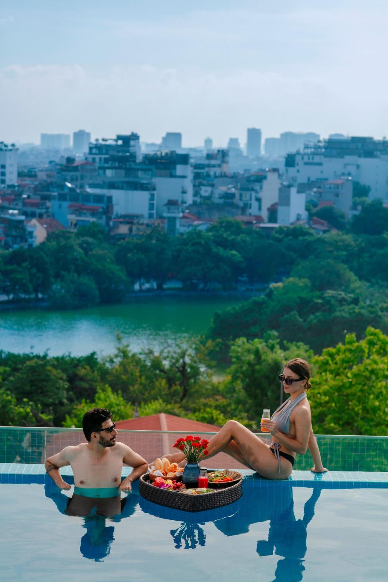 The Oriental Jade Hotel Hanoi Luaran gambar View of the lake from the hotel