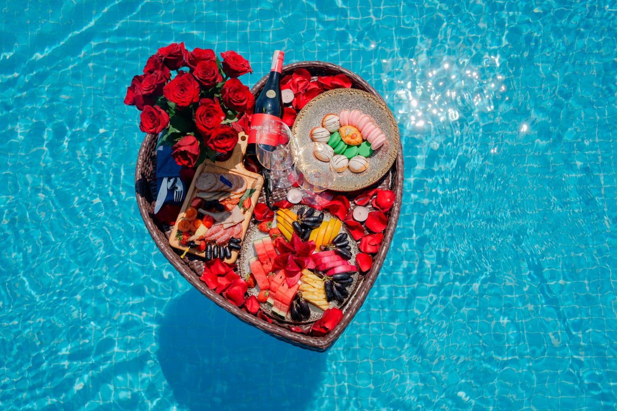 The Oriental Jade Hotel Hanoi Luaran gambar A floating breakfast at a resort in Bali, Indonesia