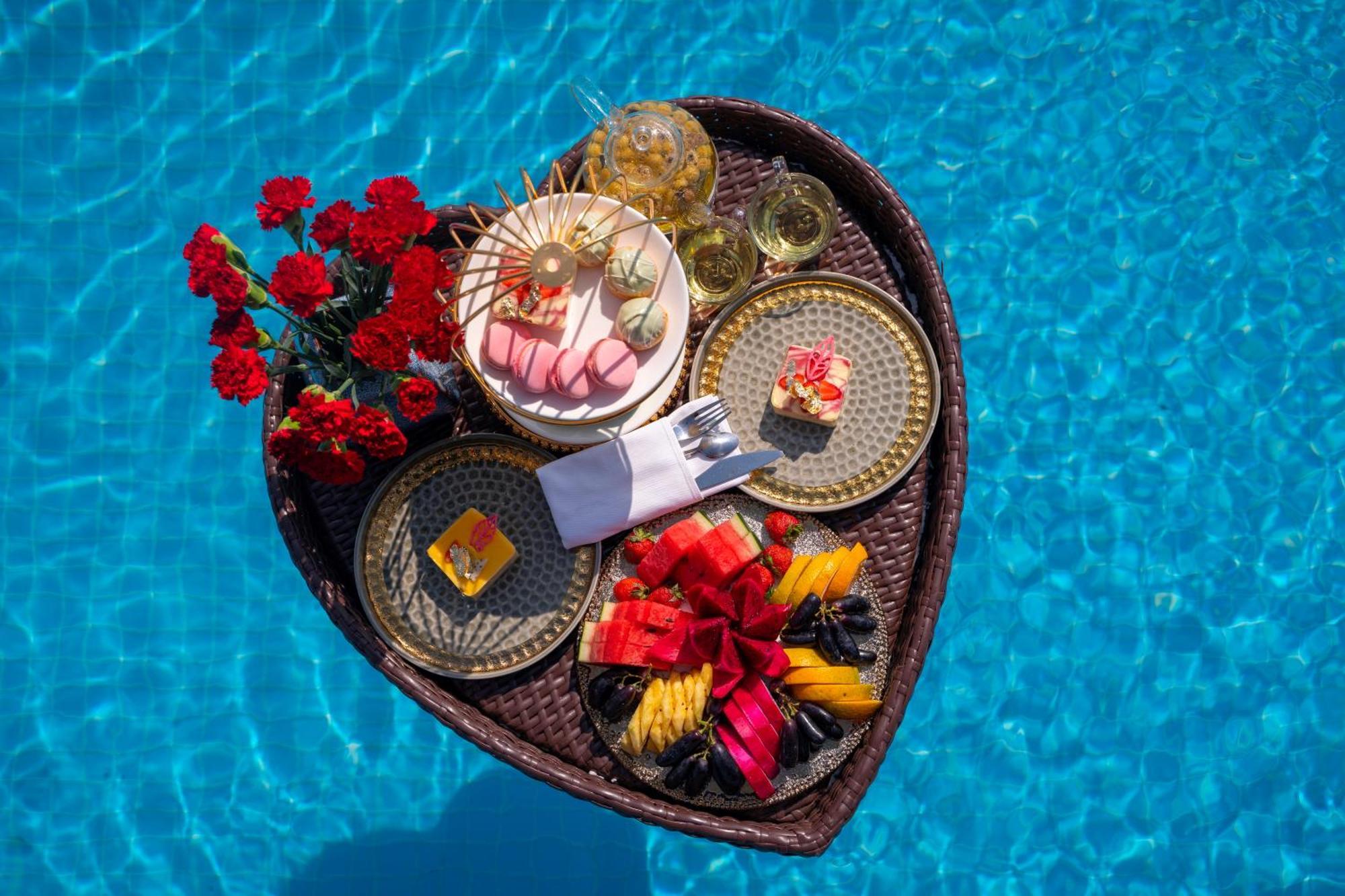 The Oriental Jade Hotel Hanoi Luaran gambar A floating breakfast tray at a resort in Bali, Indonesia