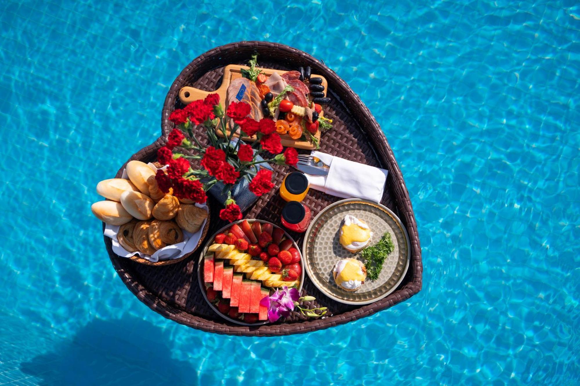 The Oriental Jade Hotel Hanoi Luaran gambar A floating breakfast at a resort in Bali, Indonesia