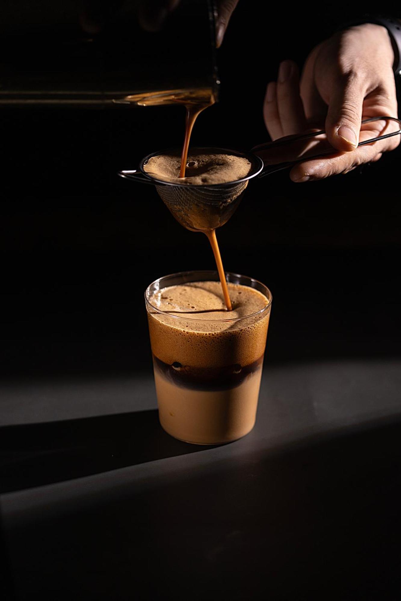 The Oriental Jade Hotel Hanoi Luaran gambar A coffee being poured into a glass