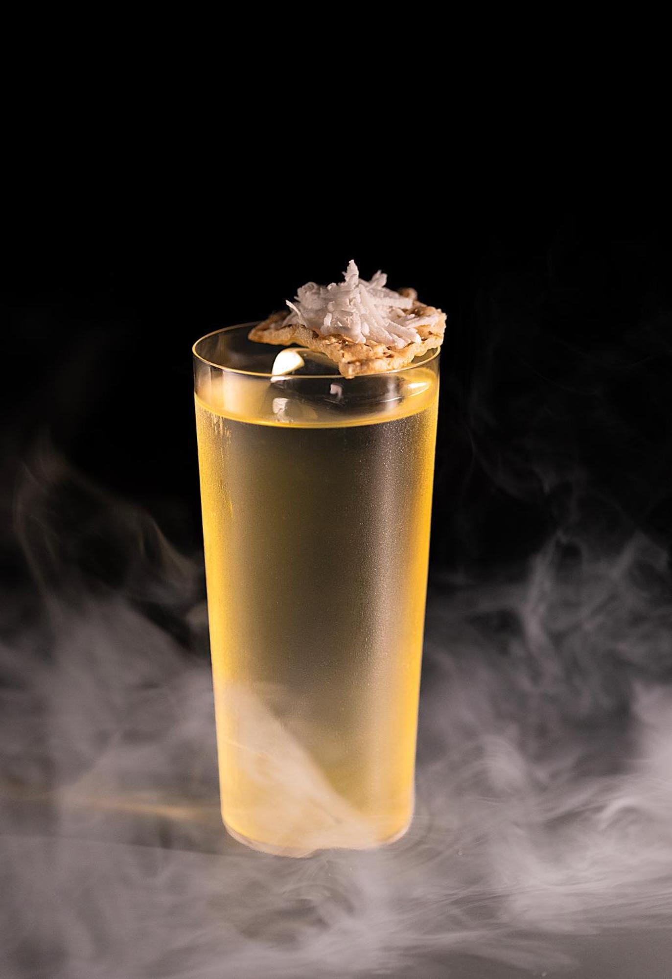 The Oriental Jade Hotel Hanoi Luaran gambar A glass of dry ice cocktail