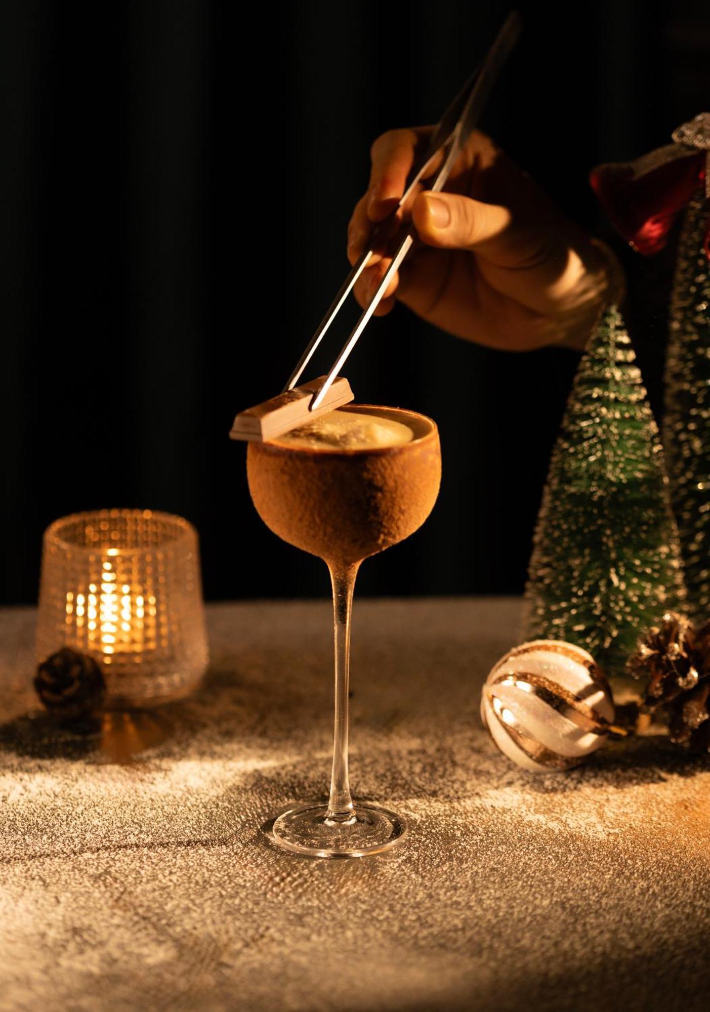 The Oriental Jade Hotel Hanoi Luaran gambar A Glayva being garnished with a star anise