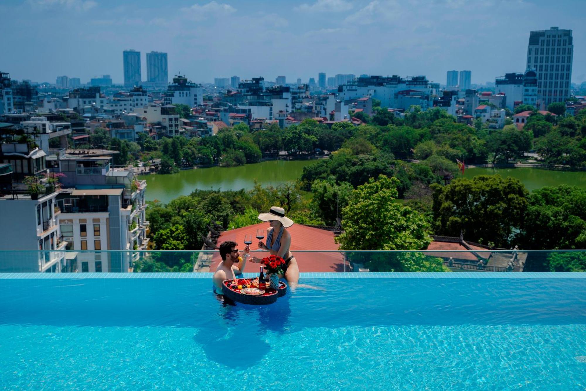 The Oriental Jade Hotel Hanoi Luaran gambar View of West Lake from the hotel